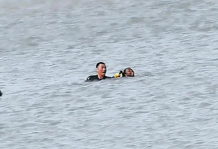 38岁山东医生张军桥在非洲勇救落水者牺牲,曾带妻女“摆摊”教授急救知识 38岁山东医生张军桥在非洲勇救落水者牺牲,曾带妻女“摆摊”教授急救知识