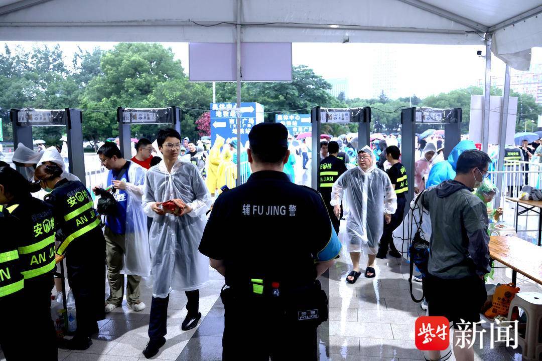 江苏公安打击治理“苏超”“黄牛”倒票,已抓105名违法犯罪人员 江苏公安打击治理“苏超”“黄牛”倒票,已抓105名违法犯罪人员