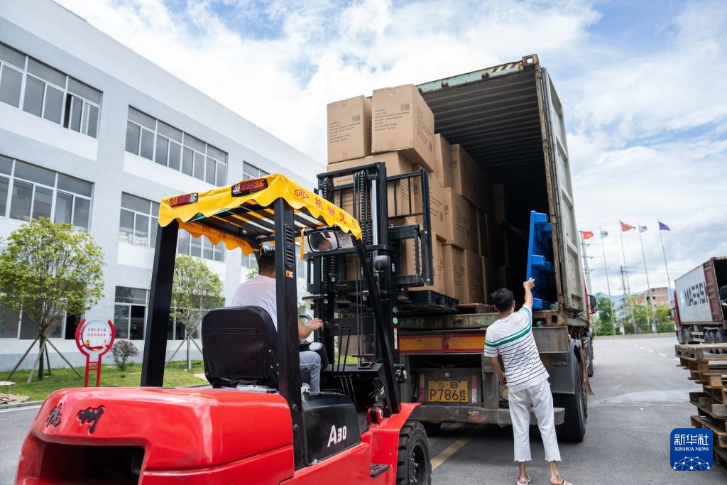 湖南蓝山:小镇崛起“箱包城” 湖南蓝山:小镇崛起“箱包城”