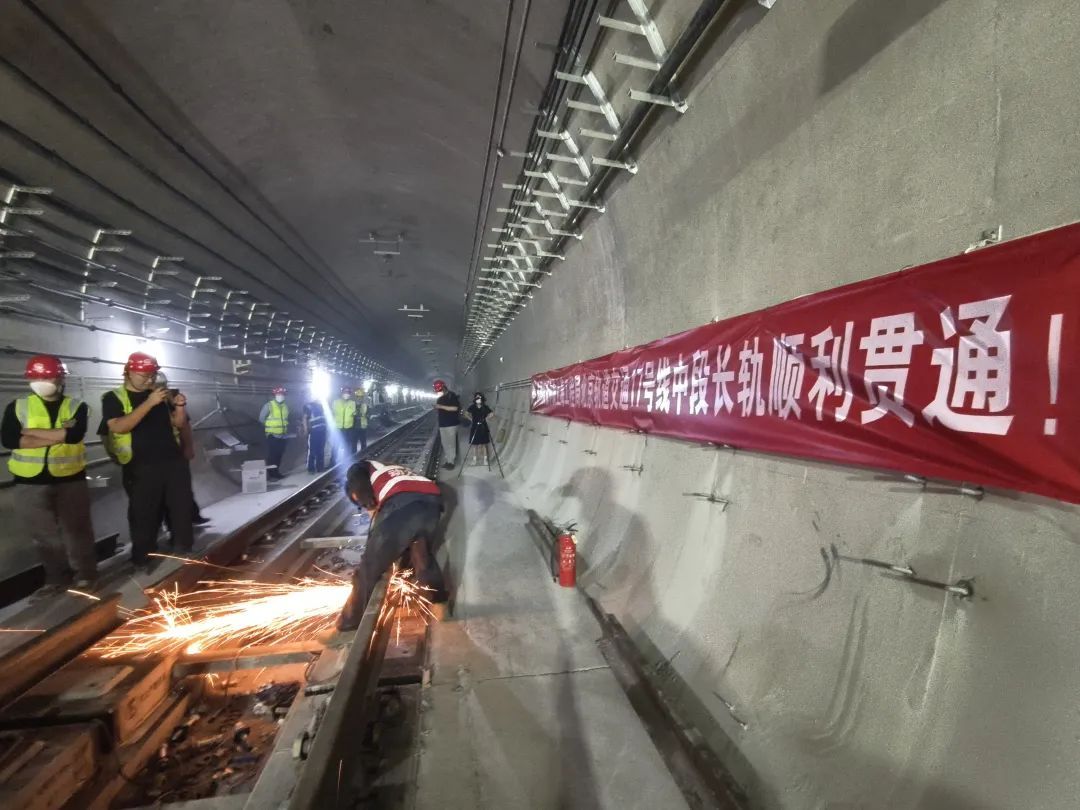 北京地铁17号线中段实现长轨贯通!年底有望开通试运营 北京地铁17号线中段实现长轨贯通!年底有望开通试运营