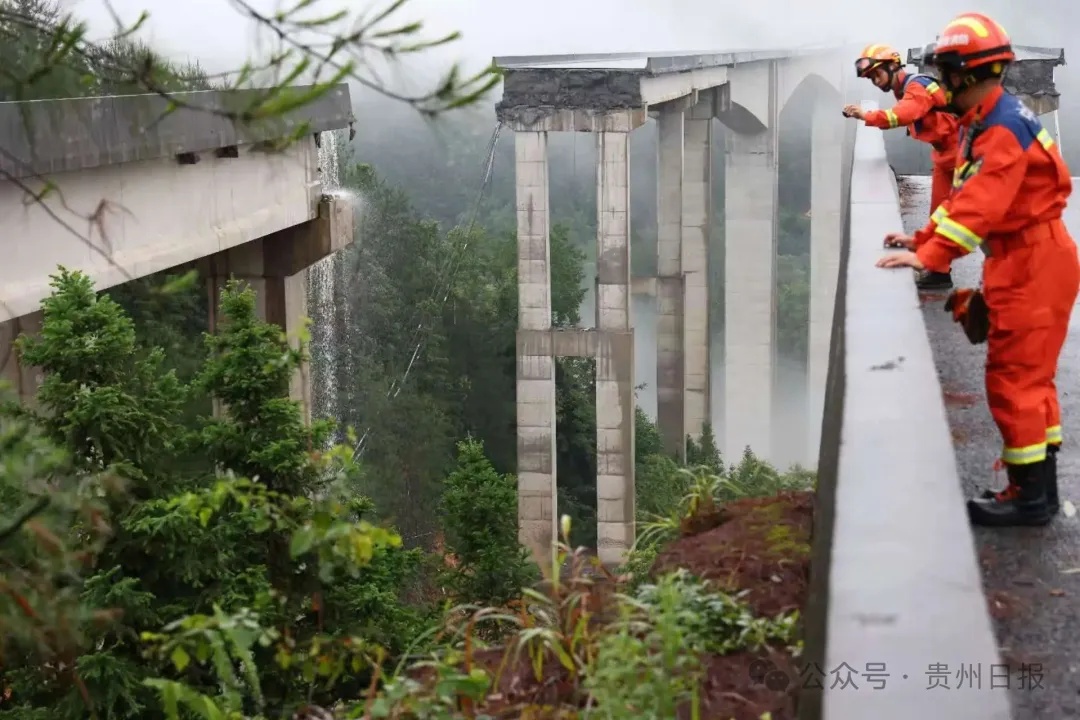 贵州一高速大桥垮塌!救援情况:一货车悬空,车上人员已获救 贵州一高速大桥垮塌!救援情况:一货车悬空,车上人员已获救