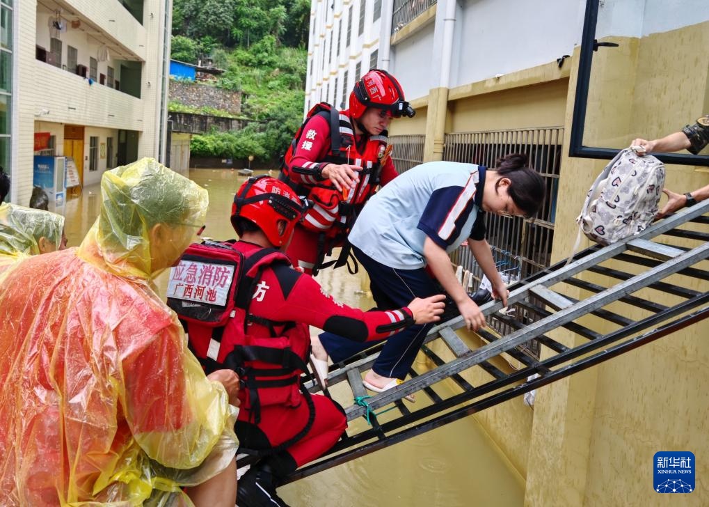 强降雨引发内涝 广西天峨县紧急转移400多名受困师生 强降雨引发内涝 广西天峨县紧急转移400多名受困师生
