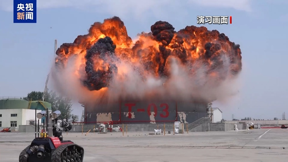 国产新装备显威 鲲龙投水+机器人攻楼挑战极端火情