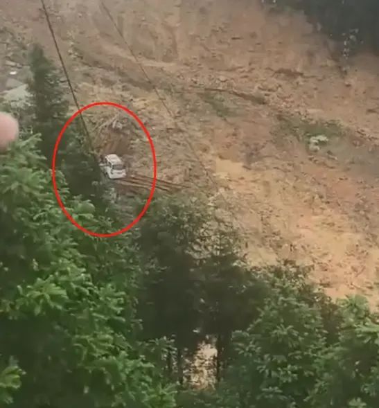 后撤！后撤！一高速大桥突然垮塌，有车辆腾空挂在断裂口…此地救援情况