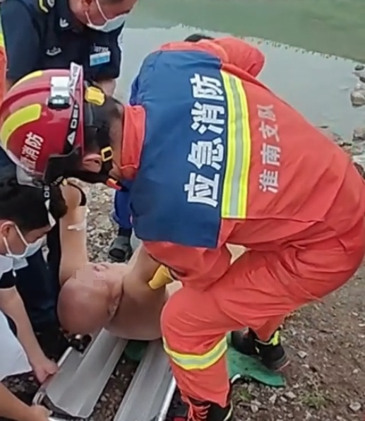游到一半突被“咬手”，大爷被困江中无法上岸