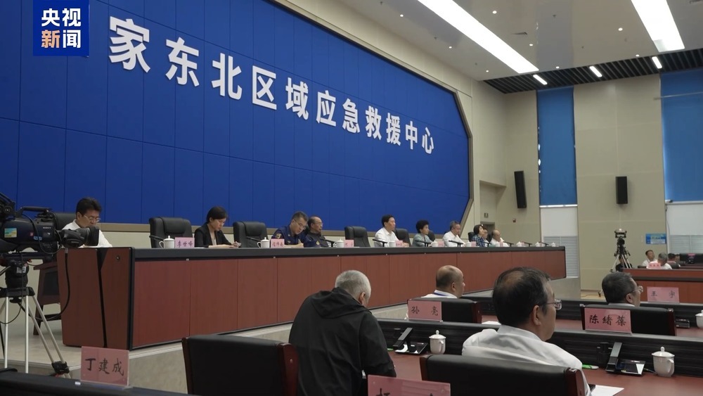 国产新装备显威 鲲龙投水+机器人攻楼挑战极端火情