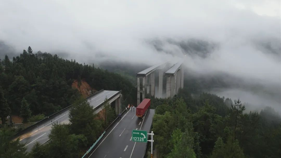 厦蓉高速猴子河特大桥引桥因持续强降雨发生垮塌 厦蓉高速猴子河特大桥引桥因持续强降雨发生垮塌