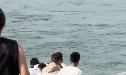 母子落水，幼儿园园长跳入激流中，上演惊心救援