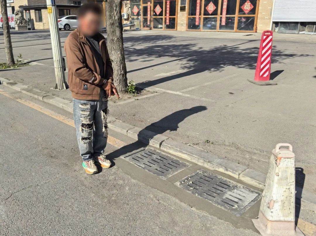 后怕！一男子盗走7个井盖