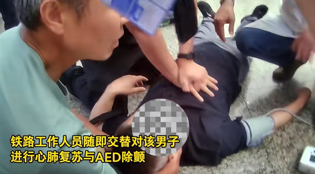 事发上海，男子突然倒地不起，失去意识！他们撒腿狂奔