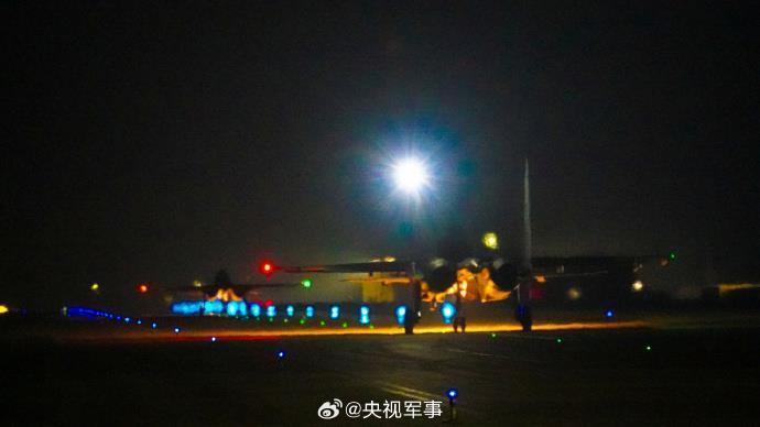光影好绝!战鹰升空高飞暗夜出击 光影好绝!战鹰升空高飞暗夜出击