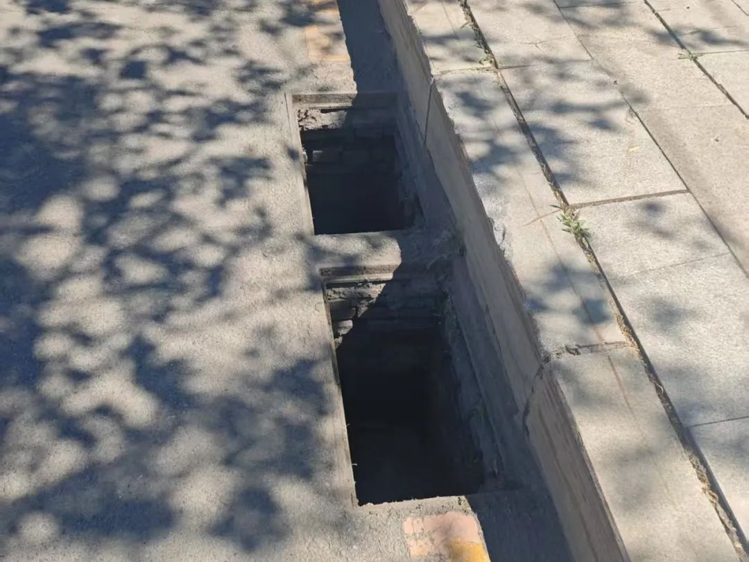 后怕！一男子盗走7个井盖