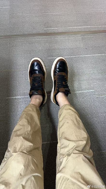 “裤儿打得浇湿”成都早高峰遇上下雨 “裤儿打得浇湿”成都早高峰遇上下雨