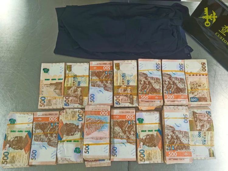 女子腰腹部藏匿未申报港币114.2万元出境被海关查获