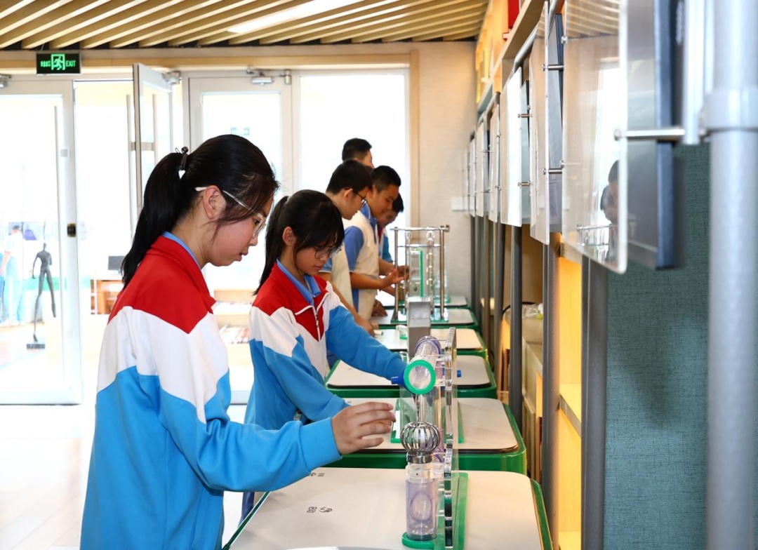 资讯动态丨北京科学中心流动科技馆走进怀柔区第一中学 资讯动态丨北京科学中心流动科技馆走进怀柔区第一中学