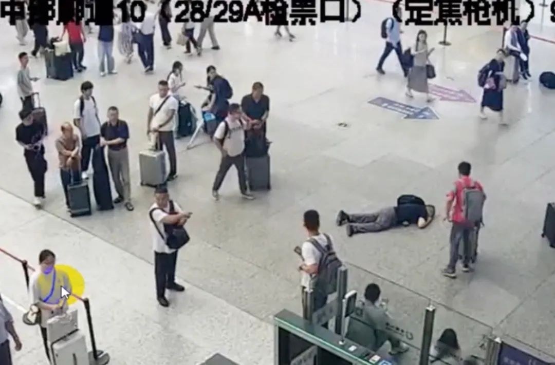事发上海，男子突然倒地不起，失去意识！他们撒腿狂奔