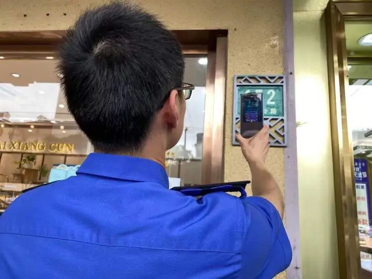 扫二维码就能在上海申请外摆位!全市目前有479处特色设摊点 扫二维码就能在上海申请外摆位!全市目前有479处特色设摊点