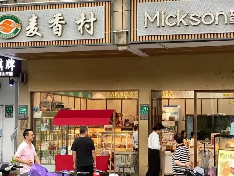 扫二维码就能在上海申请外摆位!全市目前有479处特色设摊点 扫二维码就能在上海申请外摆位!全市目前有479处特色设摊点