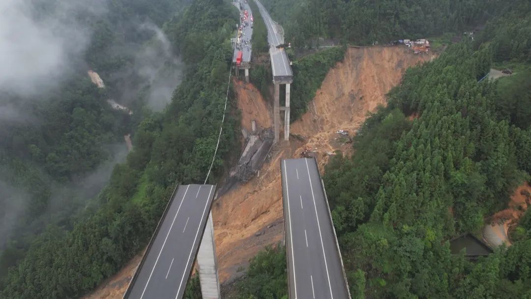 厦蓉高速猴子河特大桥引桥因持续强降雨发生垮塌 厦蓉高速猴子河特大桥引桥因持续强降雨发生垮塌