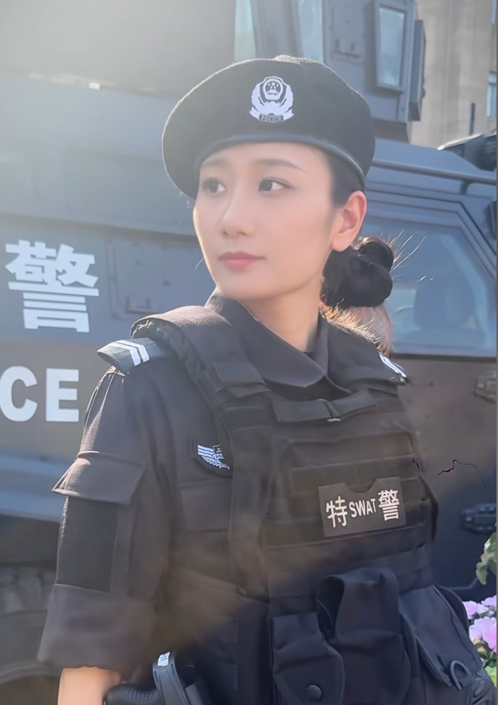 上海街头女特警刷屏！颜值太高，她还有隐藏实力...