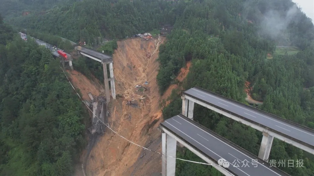 贵州一高速大桥垮塌!救援情况:一货车悬空,车上人员已获救 贵州一高速大桥垮塌!救援情况:一货车悬空,车上人员已获救