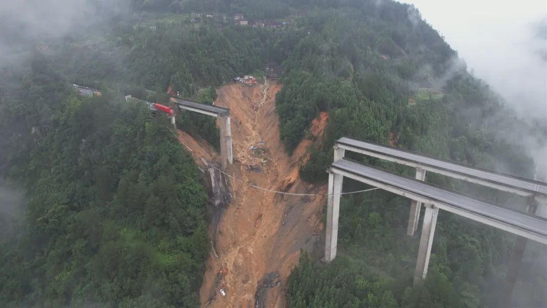 厦蓉高速猴子河特大桥引桥因持续强降雨发生垮塌 厦蓉高速猴子河特大桥引桥因持续强降雨发生垮塌
