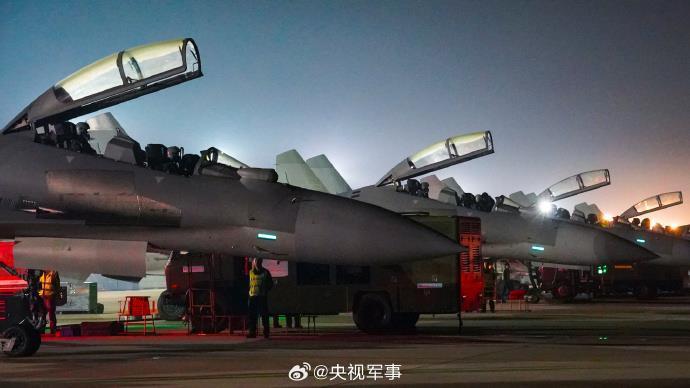 光影好绝!战鹰升空高飞暗夜出击 光影好绝!战鹰升空高飞暗夜出击