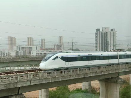 受清远地震影响的第一天广清城际全线正常运行 受清远地震影响的第一天广清城际全线正常运行
