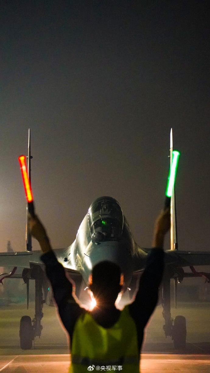 光影好绝!战鹰升空高飞暗夜出击 光影好绝!战鹰升空高飞暗夜出击