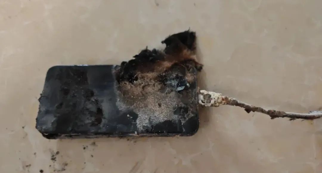 小伙睡前充个电，结果被送进ICU！
