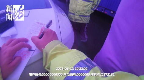 一眼望不到头！上海高速惊现52米“贪吃车”，民警惊呼：你开火车啊！
