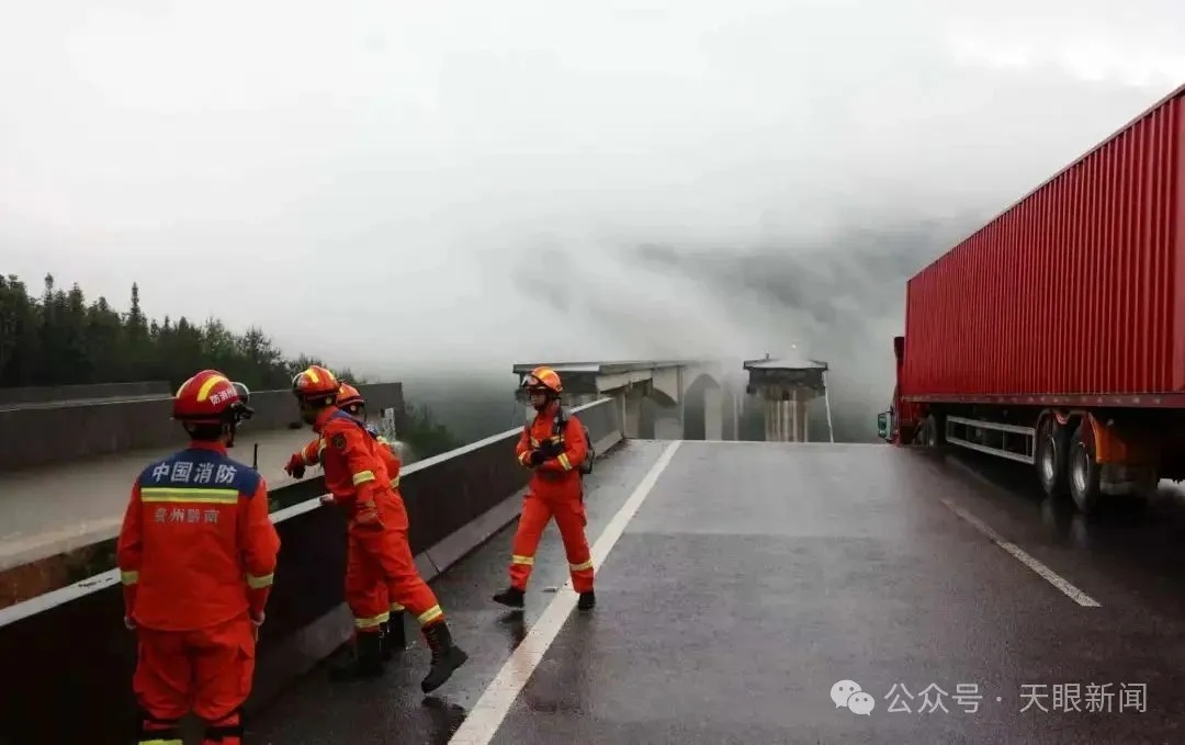 后撤！后撤！一高速大桥突然垮塌，有车辆腾空挂在断裂口…此地救援情况