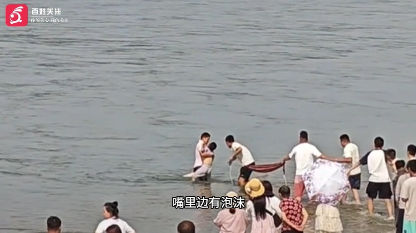 母子落水，幼儿园园长跳入激流中，上演惊心救援