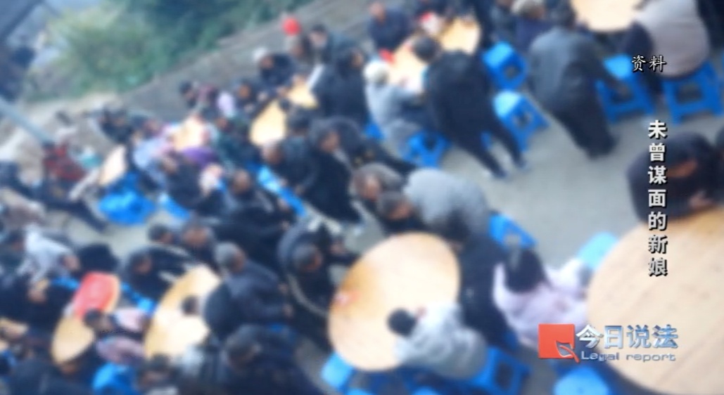 五人的网恋女友居然是同一个人,建群名为“吃了感情的亏 上了爱情的当”…… 五人的网恋女友居然是同一个人,建群名为“吃了感情的亏 上了爱情的当”……