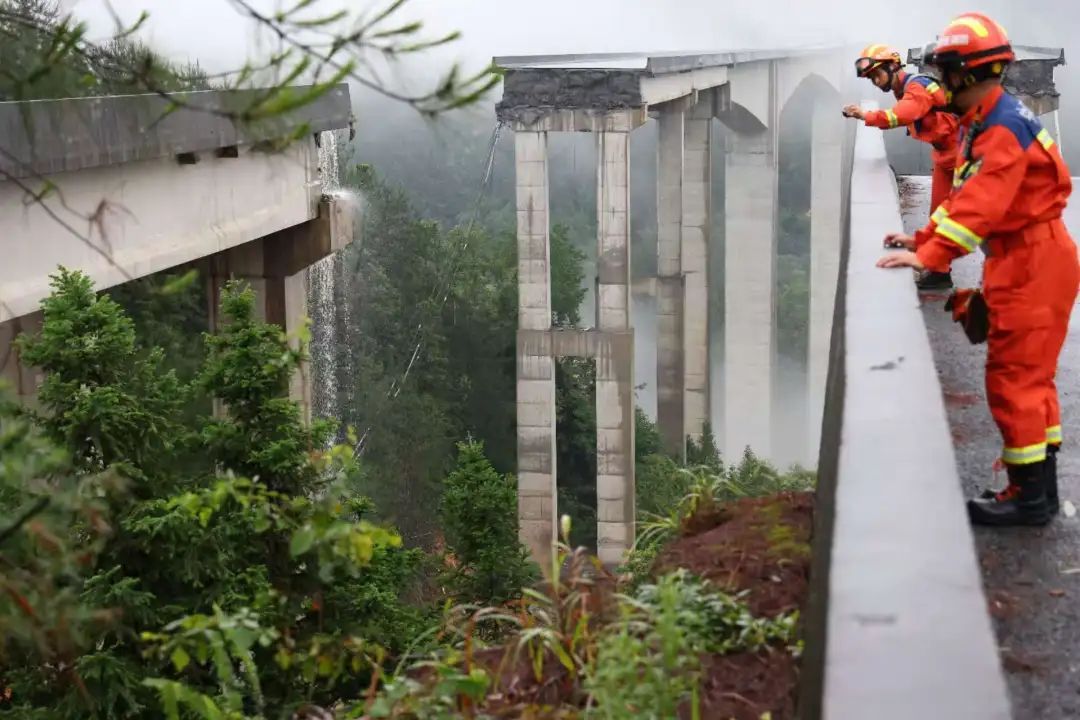 厦蓉高速猴子河特大桥引桥因持续强降雨发生垮塌 厦蓉高速猴子河特大桥引桥因持续强降雨发生垮塌