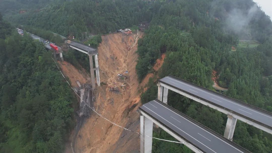 厦蓉高速猴子河特大桥引桥因持续强降雨发生垮塌 厦蓉高速猴子河特大桥引桥因持续强降雨发生垮塌