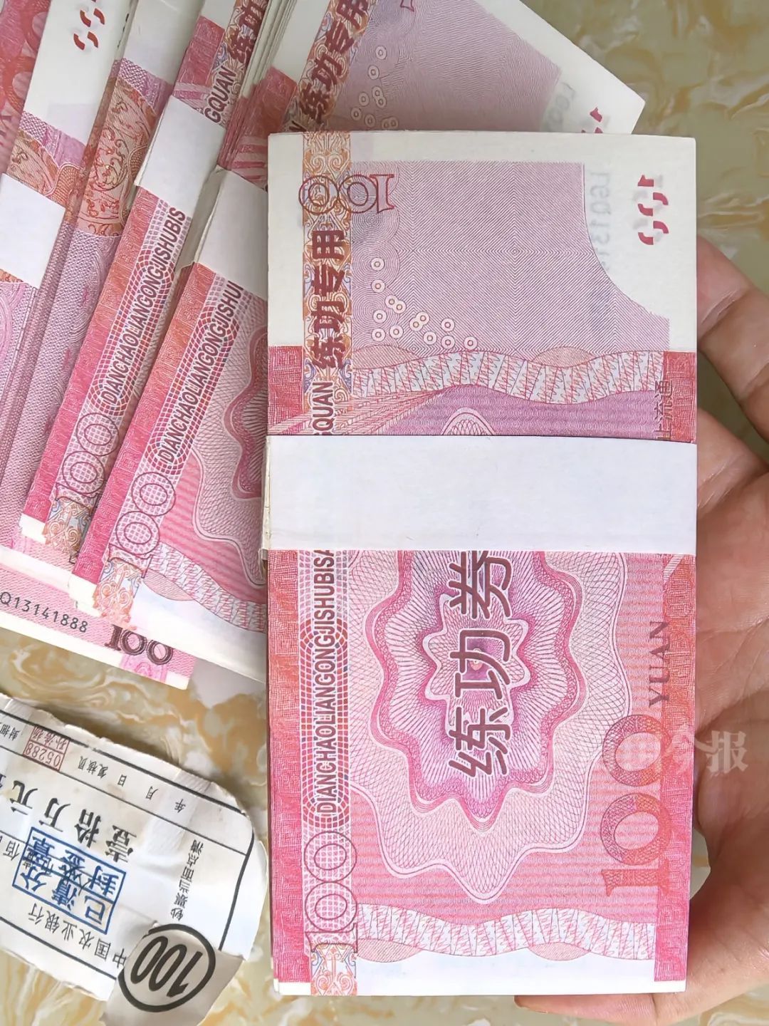 柳州一工作人员清淤时捡到“10万元现金”，警方回应