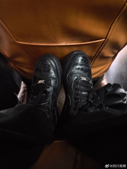 “裤儿打得浇湿”成都早高峰遇上下雨 “裤儿打得浇湿”成都早高峰遇上下雨