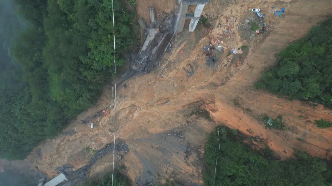 厦蓉高速猴子河特大桥引桥因持续强降雨发生垮塌 厦蓉高速猴子河特大桥引桥因持续强降雨发生垮塌