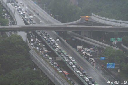 成都早八人集体堵车