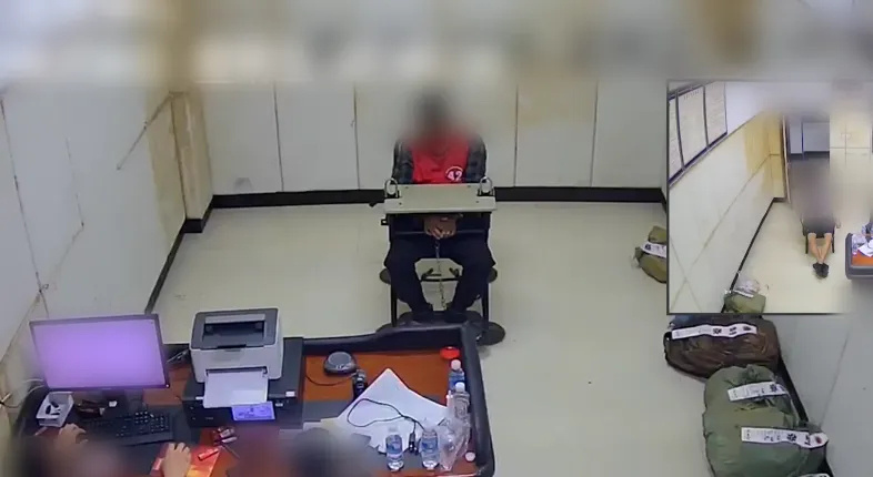 面对警察，丧心病狂的毒贩拉响了手榴弹……