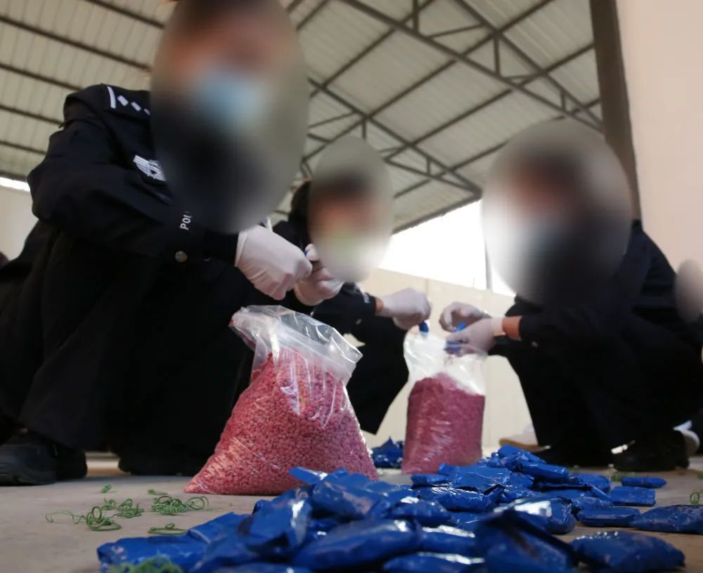 别人的朋友圈是诗和远方,这些缉毒女警的是…… 别人的朋友圈是诗和远方,这些缉毒女警的是……