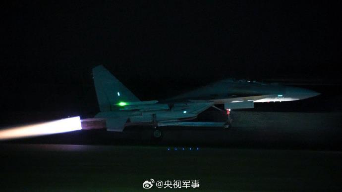 光影好绝!战鹰升空高飞暗夜出击 光影好绝!战鹰升空高飞暗夜出击