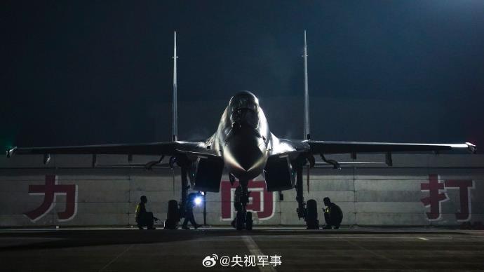 光影好绝!战鹰升空高飞暗夜出击 光影好绝!战鹰升空高飞暗夜出击
