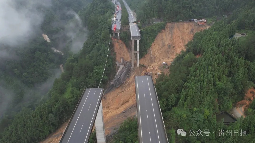贵州一高速大桥垮塌!救援情况:一货车悬空,车上人员已获救 贵州一高速大桥垮塌!救援情况:一货车悬空,车上人员已获救