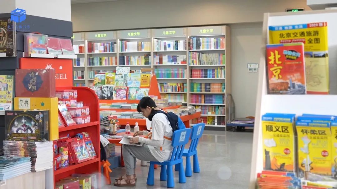 三联韬奋书店美术馆店，可以把书带回家的“图书馆” | 一周一荐