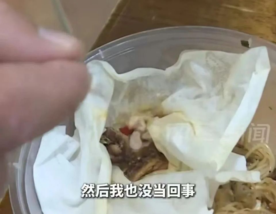 外卖炒粉吃出飞虫?商家回复“经过七七四十九个翻滚出来后翅膀腿健全?”顾客怒了 外卖炒粉吃出飞虫?商家回复“经过七七四十九个翻滚出来后翅膀腿健全?”顾客怒了