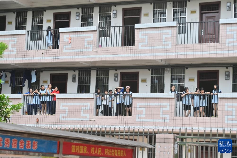 强降雨引发内涝 广西天峨县紧急转移400多名受困师生 强降雨引发内涝 广西天峨县紧急转移400多名受困师生