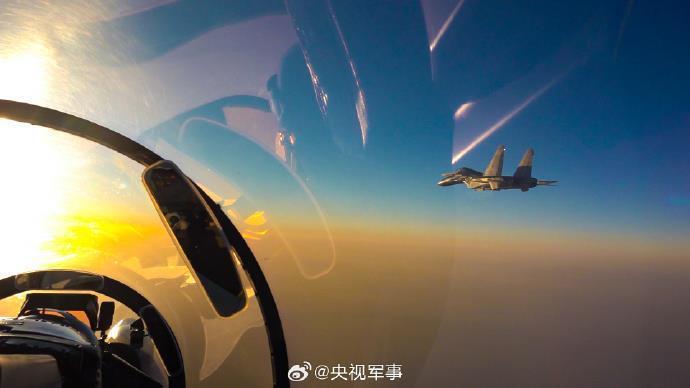 光影好绝!战鹰升空高飞暗夜出击 光影好绝!战鹰升空高飞暗夜出击