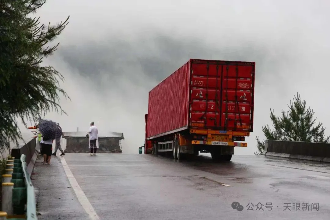 后撤！后撤！一高速大桥突然垮塌，有车辆腾空挂在断裂口…此地救援情况